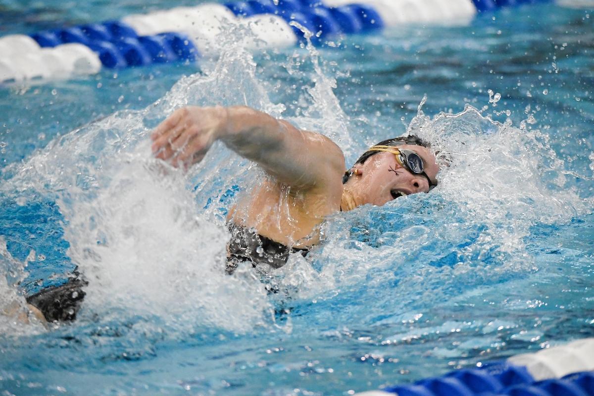DI women swim